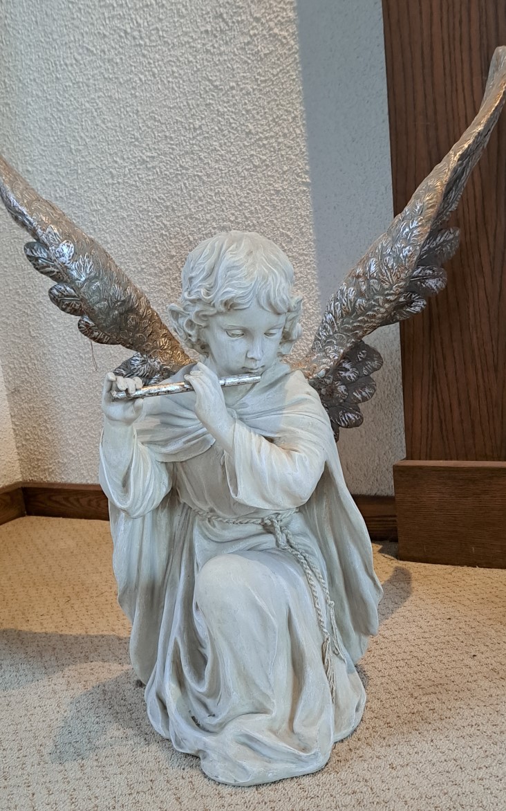 Picture of angel statue playing flute inside the church