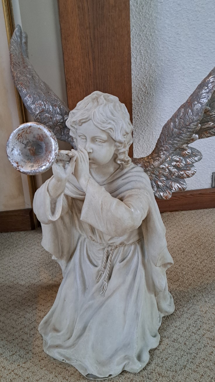 Picture of angel statue playing trumpet inside the church