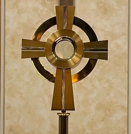 Closeup of the monstrance with the Eucharist