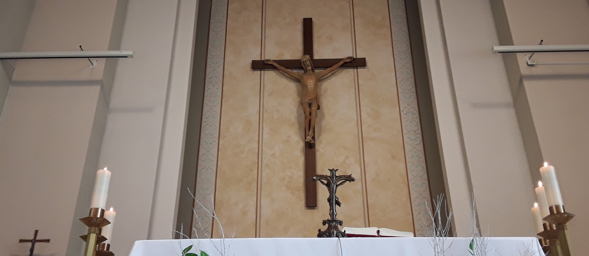 Picture of altar with big crucifix