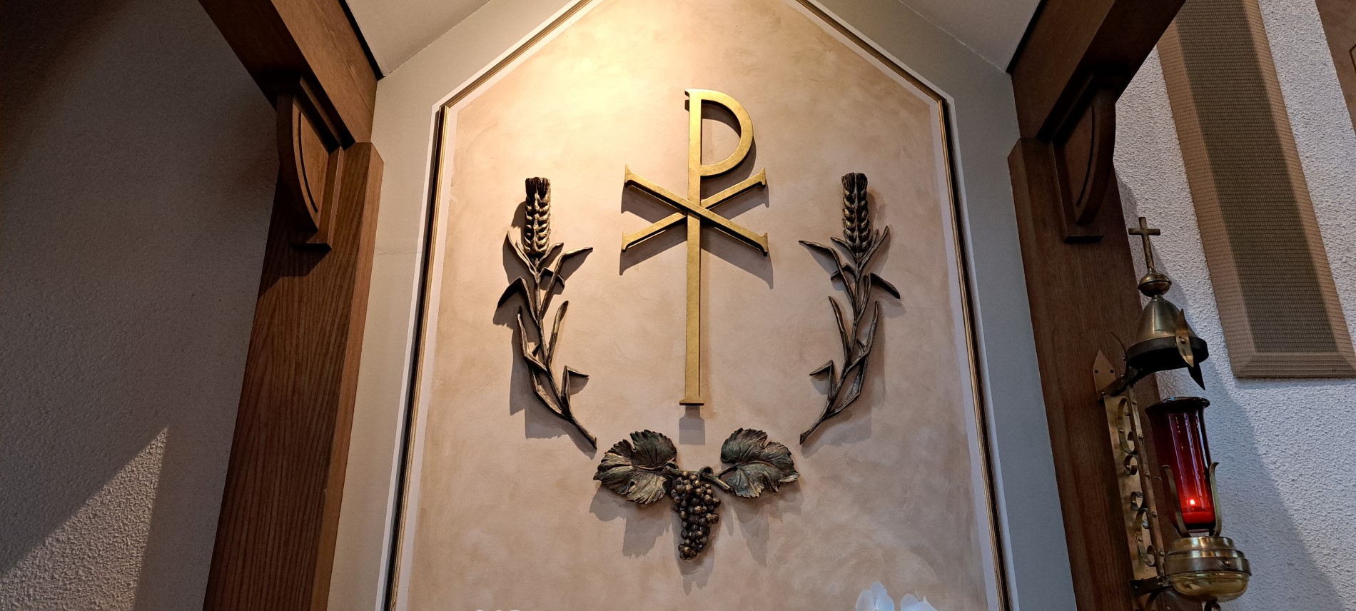 Picture of Chi Rho symbol above the tabernacle