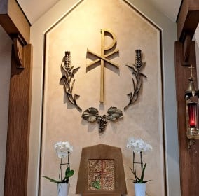 Picture of Chi Rho symbol above the tabernacle