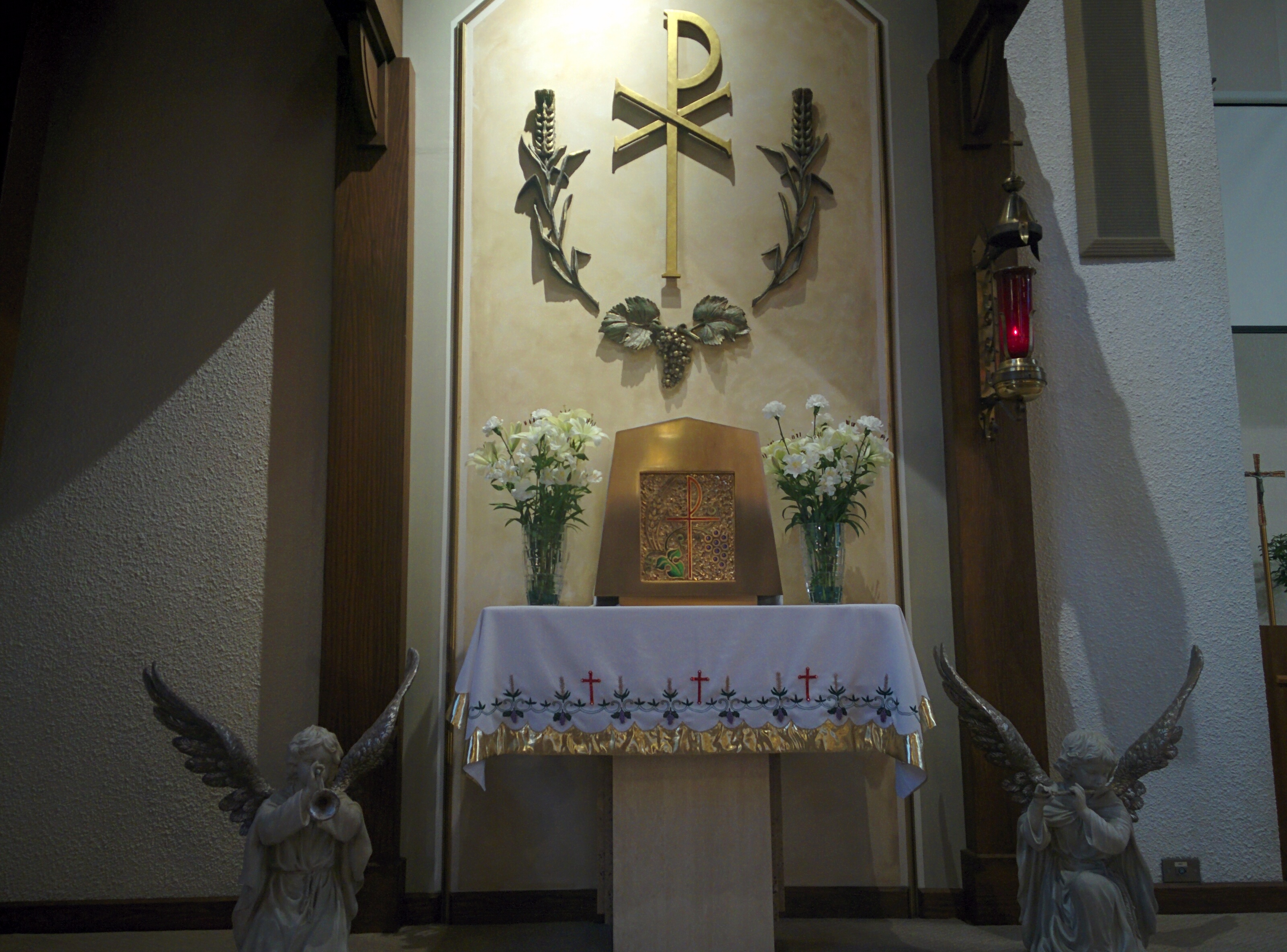 Picture of Tabernacle with vigil light